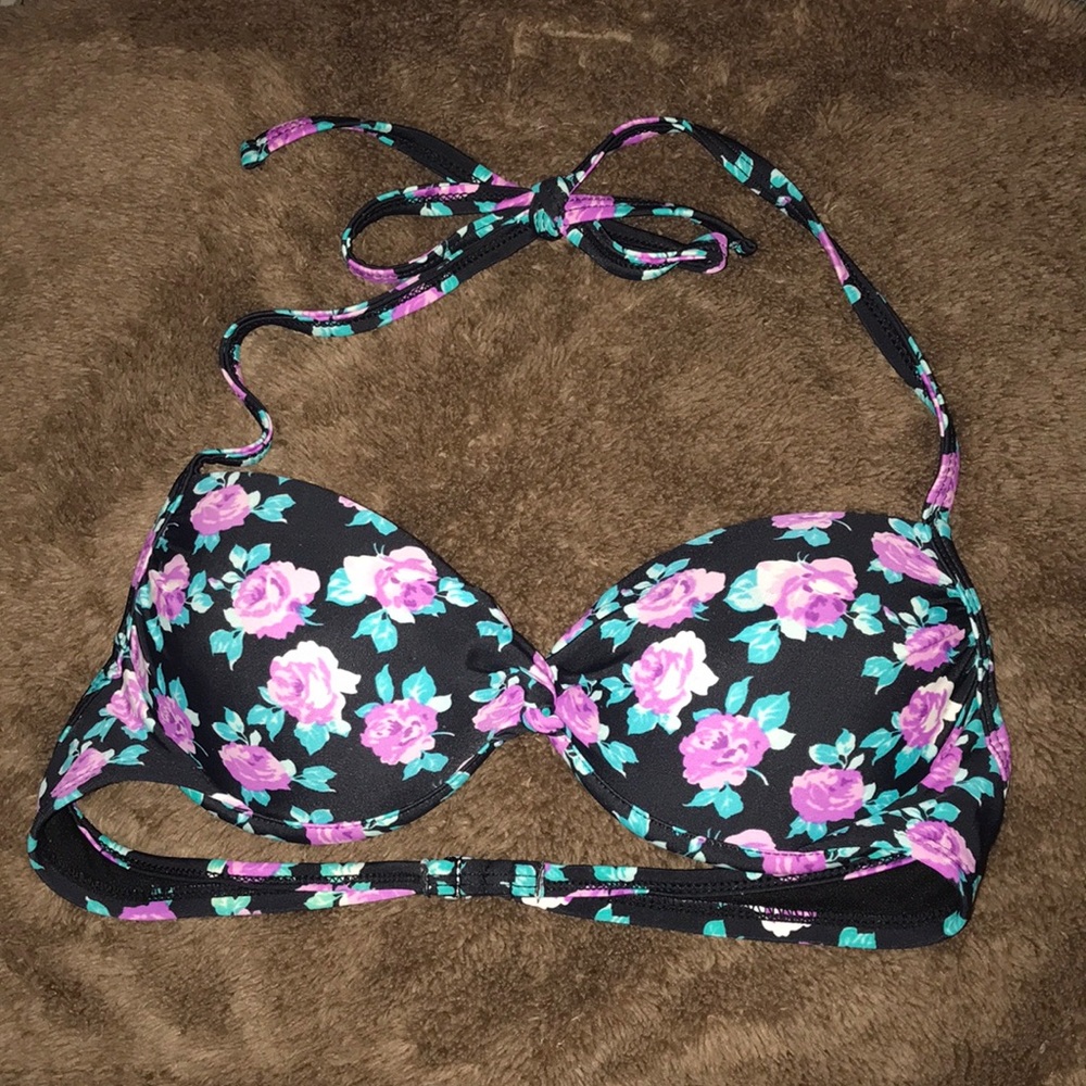 🌸 Floral bikini top.
